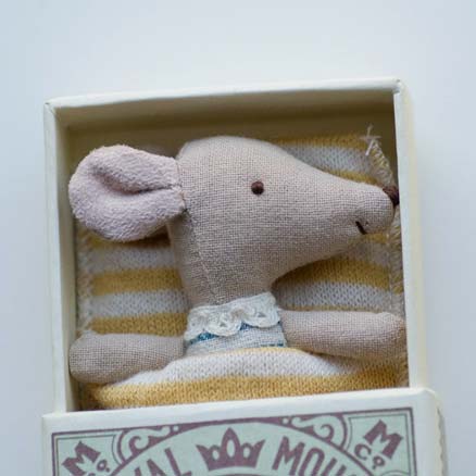 Goldfisch Geschenk Stofftier Babymaus in der Box von Maileg nostalgisches Spielzeug aus Dänemark